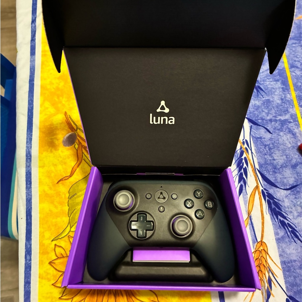 Amazon Luna Controller - Black and Purple